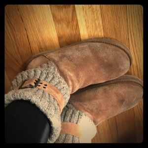 tan Ugg’s with grey fold over